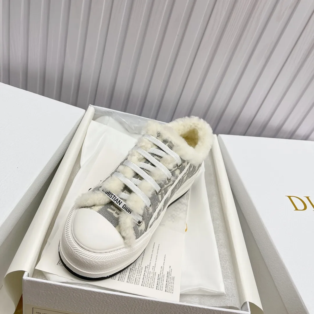 👟👟Ex-factory price 560👟👟 Ready-made high-quality Dior thick-soled sneakers with fully embroidered iconic patterns👟👟 ♦️Top quality in the market🎗Breaking hot item in foreign counters🎗Non-common imitation version in the market🎗🔳The fabric is made of Italian🇮🇹imported fabrics❗️Embroidered upper, original mold injection Logo frosted five-pointed star outsole🔳Inner wool injection molding mold Logo foam feet Code number: 35 to 41. 40 41 custom-made wool